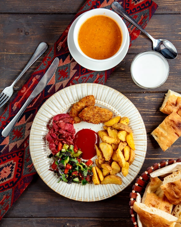 Miễn phí Photo thịt cốt lết và khoai tây chiên với rau thơm và súp ăn kèm
