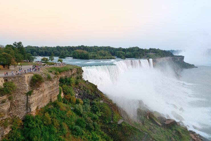 Ilmainen Kuva amerikkalaiset putoukset (american falls) niagaran putouksilta läheltä kuvattuna hämärässä auringonlaskun jälkeen