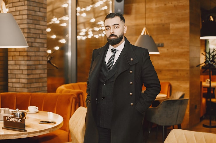 Ilmainen Kuva liikemies poseeraa ravintolassa