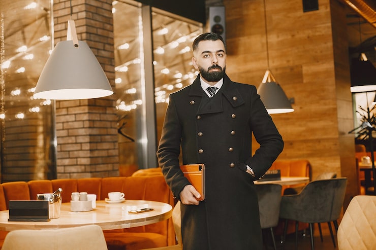 Ilmainen Kuva liikemies poseeraa ravintolassa