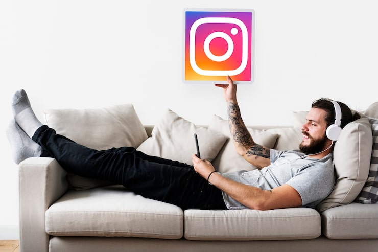 Ilmainen Kuva mies näyttää instagram-kuvakkeen