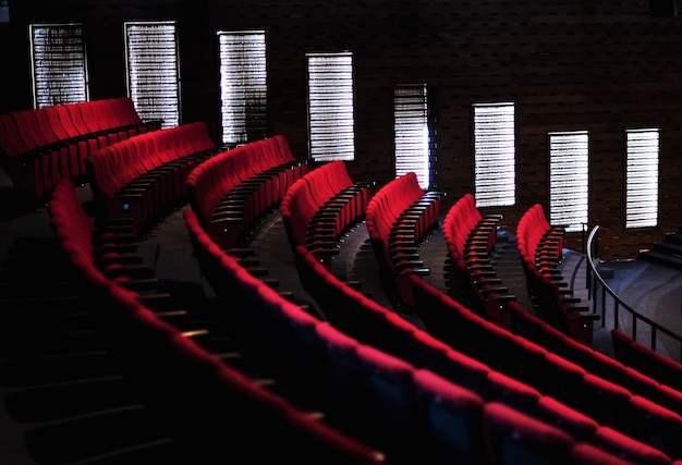 Ilmainen Kuva punaiset istuinrivit teatterissa