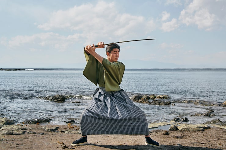 Ilmainen Kuva samurai miekan kanssa rannalla