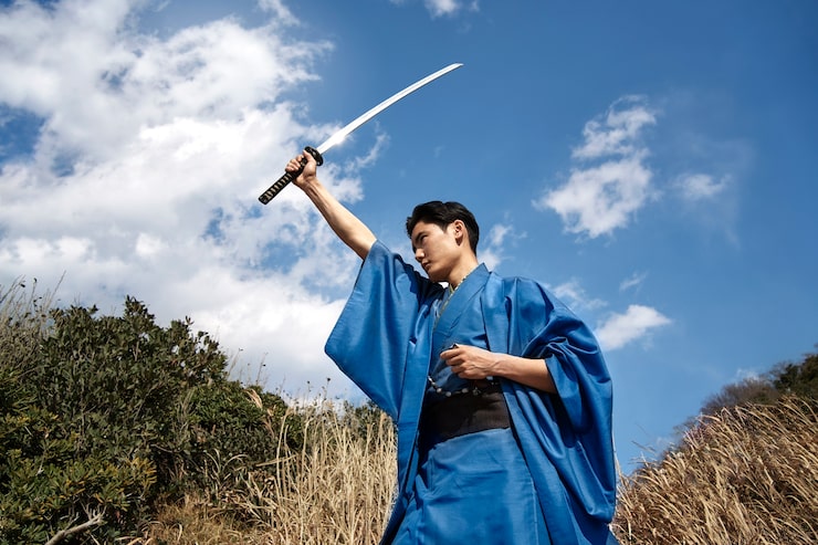 Ilmainen Kuva samurai miekan kanssa ulkona