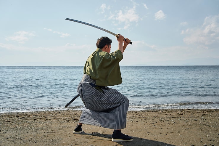 Ilmainen Kuva samurai miekan kanssa ulkona