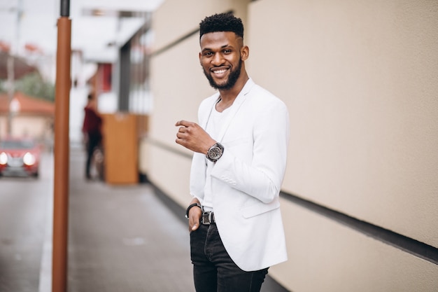 Photo gratuit un afro-américain en veste blanche