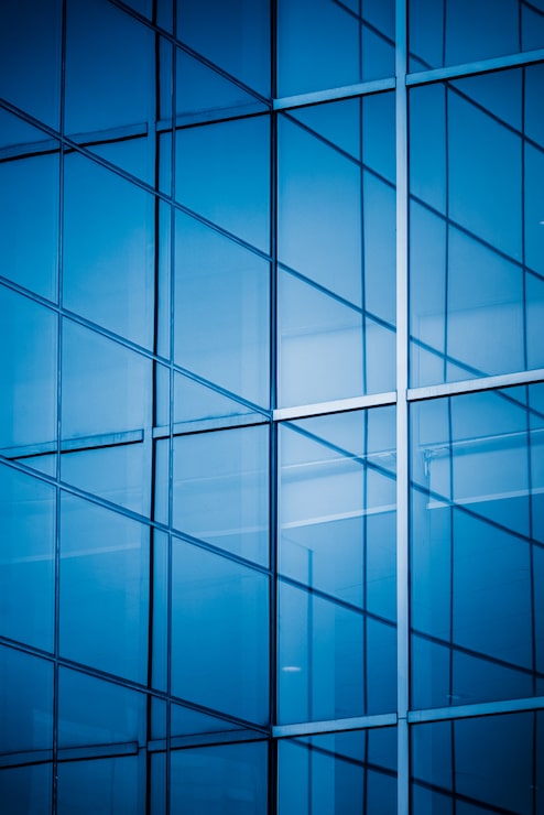 Photo gratuit bâtiments hauts en tonalité bleue