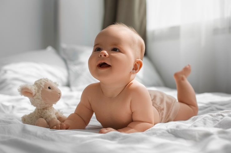 Photo gratuit bébé avec peluche