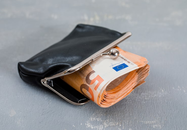 Photo gratuit billets en bourse sur table en plâtre.