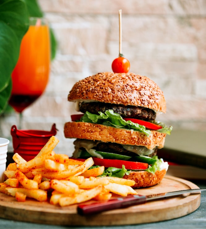 Photo gratuit burger double avec frites