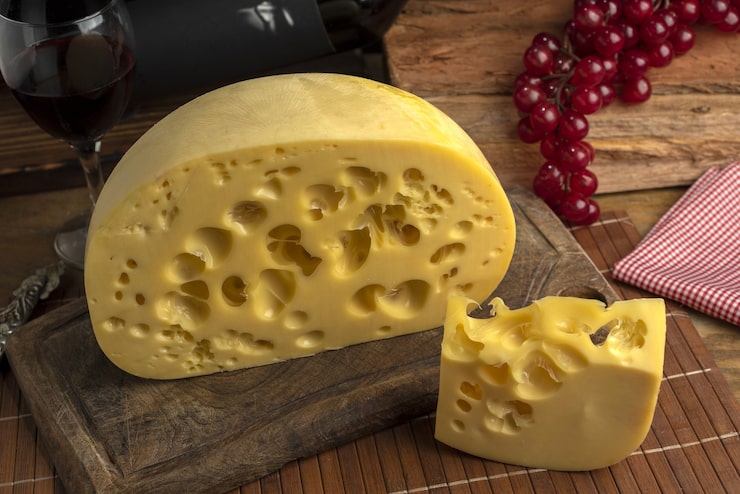 Photo gratuit capture d'écran d'un bloc de fromage suisse gastronomique sur une planche en bois