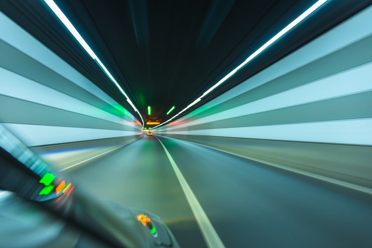 Photo gratuit la circulation dans un tunnel