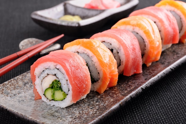 Photo gratuit close-up de uramaki dans la rangée