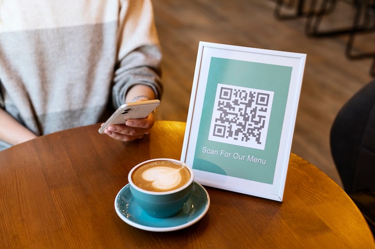 Photo gratuit code qr sur table à la cafétéria