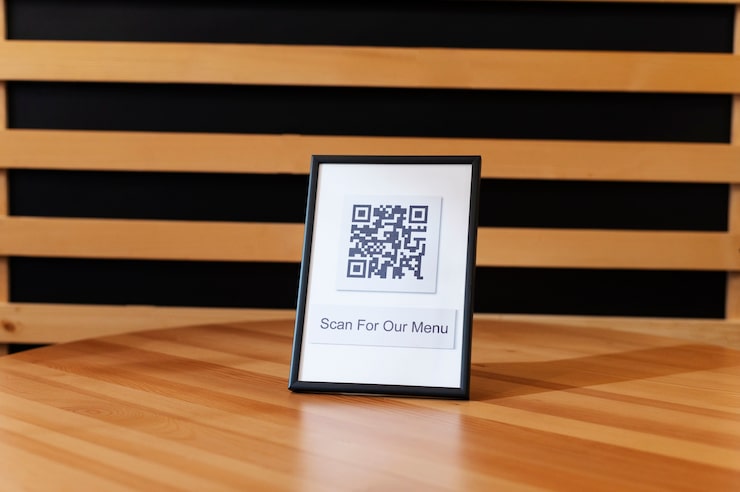 Photo gratuit code qr sur une table