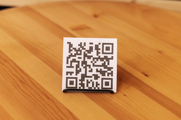 Photo gratuit code qr sur une table