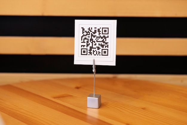 Photo gratuit code qr sur une table