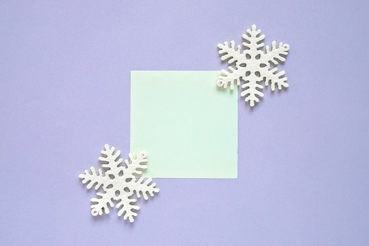 Photo gratuit composition de noël avec poster et flocon de neige