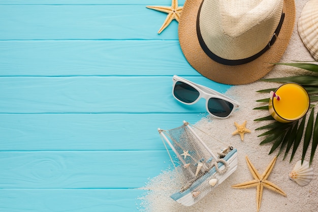 Photo gratuit composition à plat avec accessoires de plage