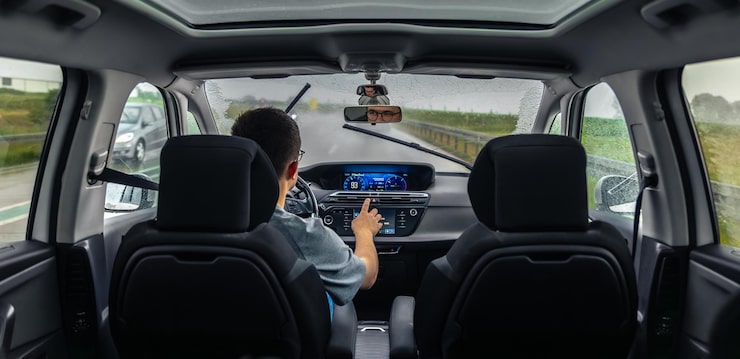 Photo gratuit le conducteur utilise l'écran tactile sous la pluie course axée sur la technologie