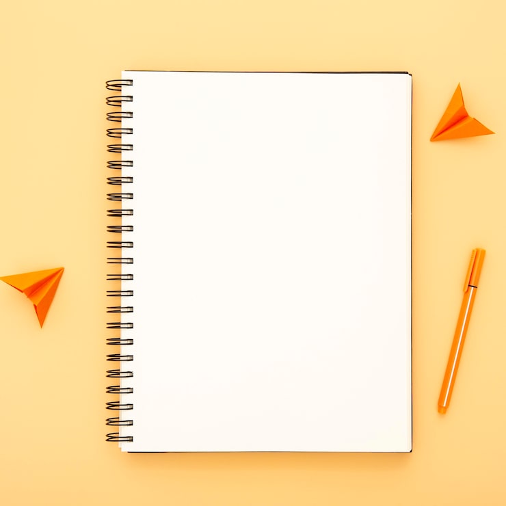 Photo gratuit disposition des éléments du bureau sur fond jaune