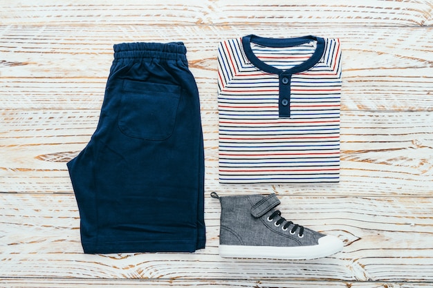 Photo gratuit ensemble de vêtements pour hommes