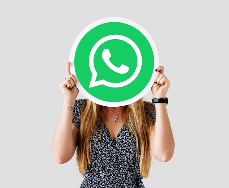 Photo gratuit femme montrant une icône whatsapp messenger