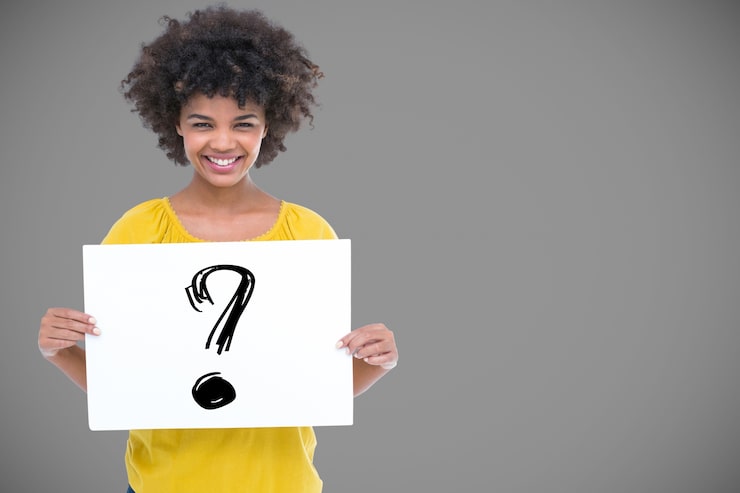 Photo gratuit une femme sourit avec un point d'interrogation