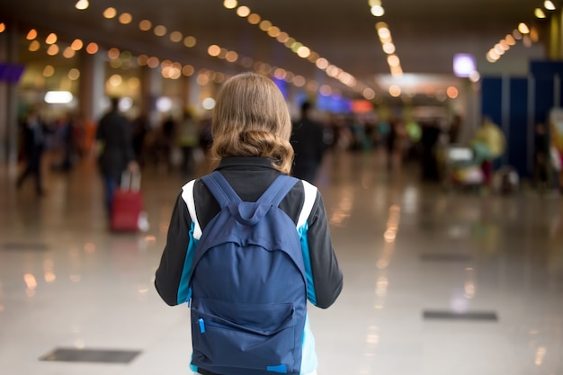 Photo gratuit la fille avec le sac à dos