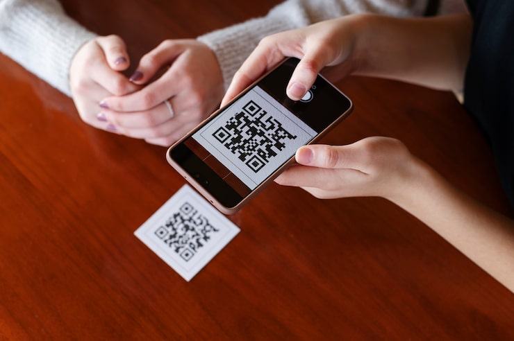 Photo gratuit des gens scannent le code qr.
