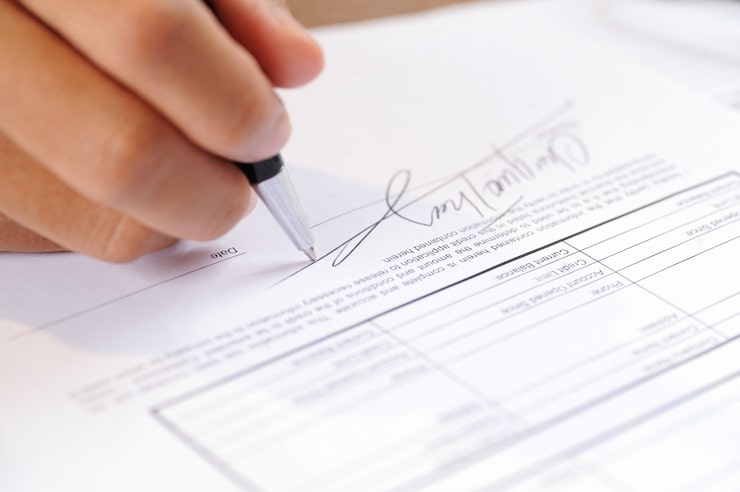 Photo gratuit gros plan, de, personne, signature, document, à, stylo bille
