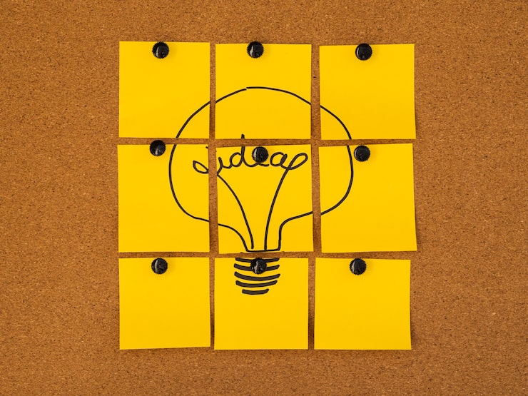 Photo gratuit idée d'ampoule jaune post-it