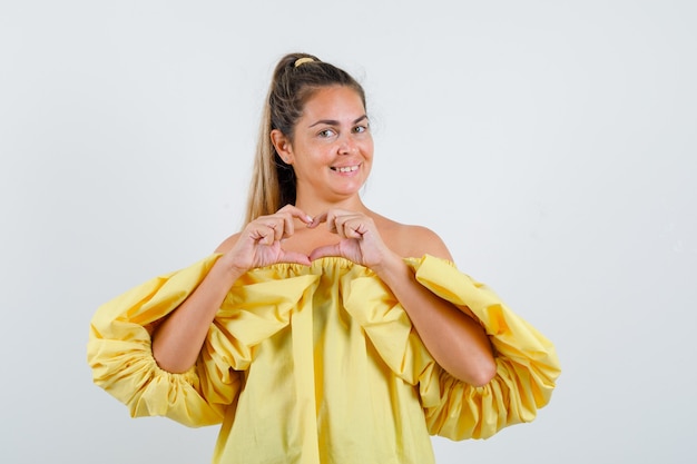 Photo gratuit une jeune fille expressive posant dans le studio.