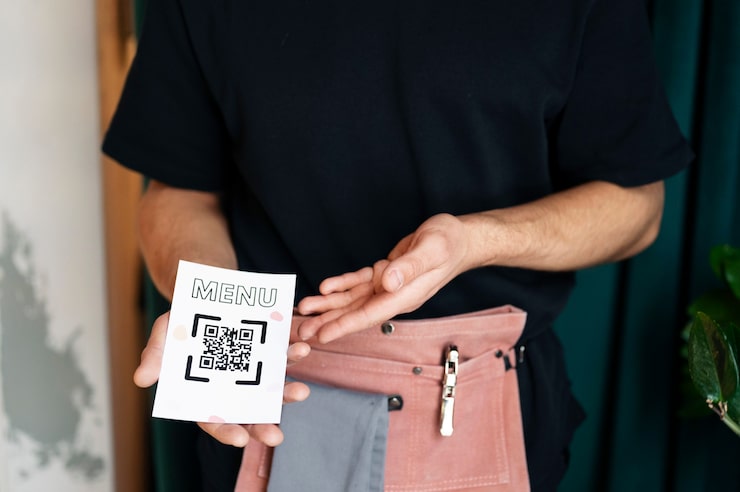 Photo gratuit main à angle élevé tenant une note de code qr