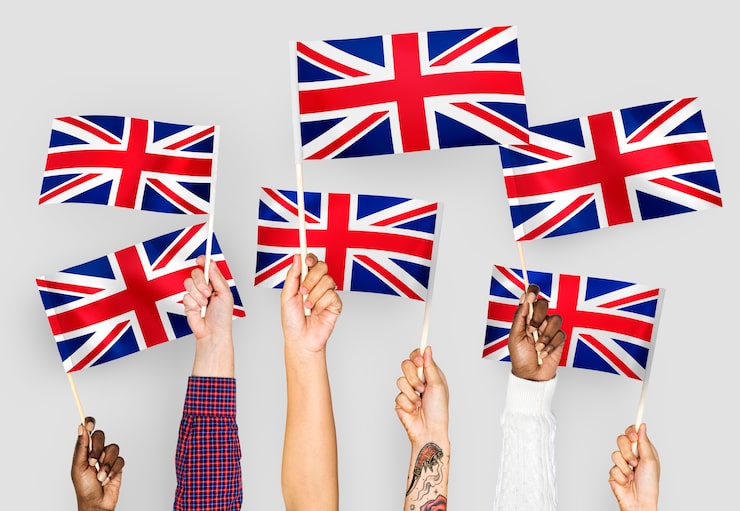 Photo gratuit mains agitant l'union jack