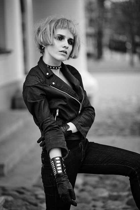 Photo gratuit mannequin blonde dans le style adolescent en perruque à l'extérieur dans la rue