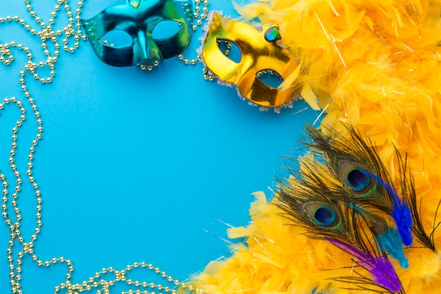 Photo gratuit masques de carnaval colorés avec espace copie