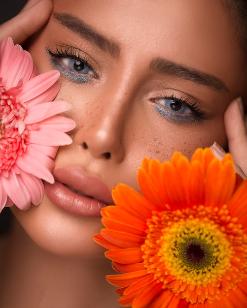 Photo gratuit modèle féminin avec des fleurs