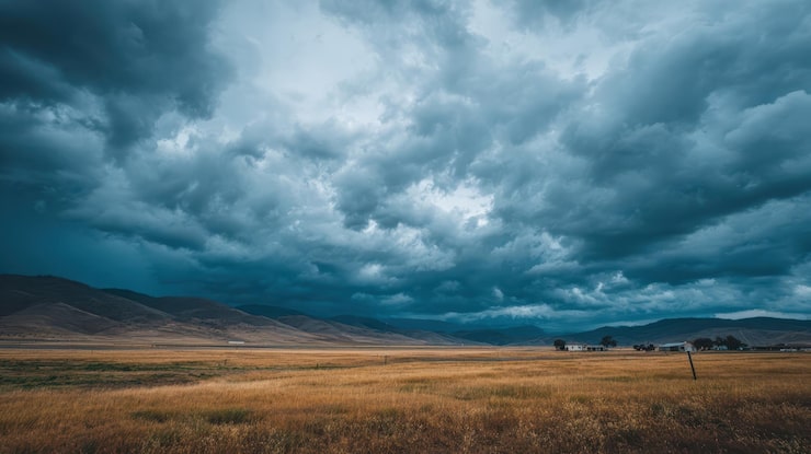 Photo gratuit nuages d'orage dramatiques au-dessus d'un vaste paysage de prairie