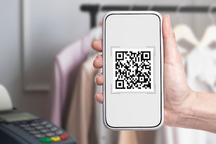 Photo gratuit paiement sans contact, code qr sur l'écran du smartphone