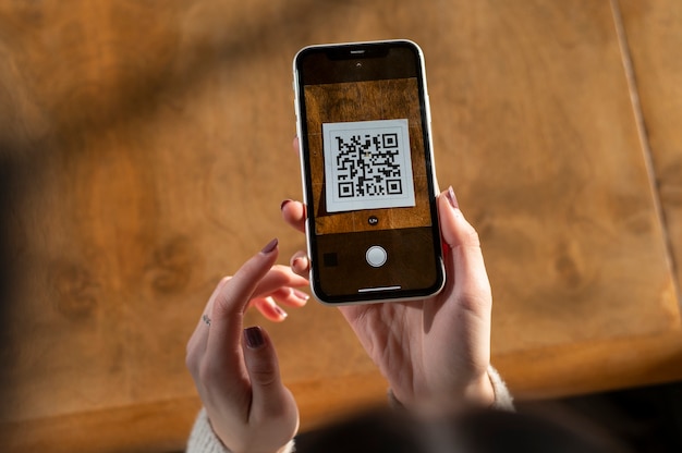 Photo gratuit personne scannant le code qr