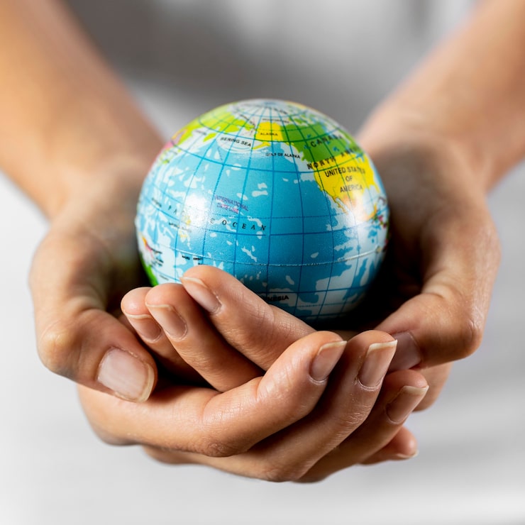 Photo gratuit personne tenant le globe terrestre