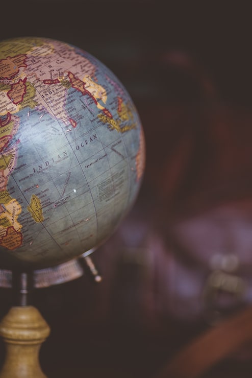Photo gratuit une photo verticale d'un globe de bureau avec un flou
