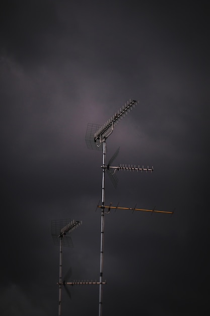 Photo gratuit plan vertical d'une antenne par temps orageux