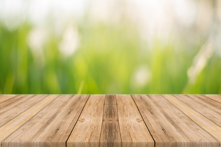 Photo gratuit planche en bois avec fond flou nature