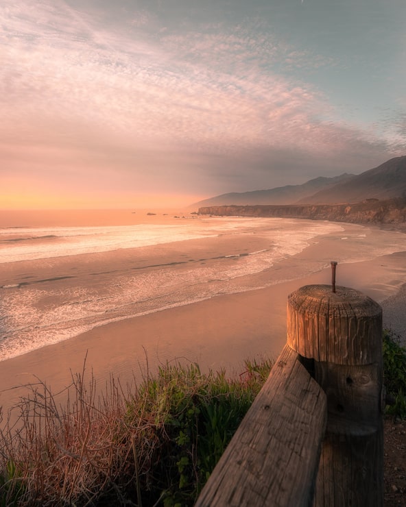 Photo gratuit prise de vue verticale de la plage pendant un coucher de soleil