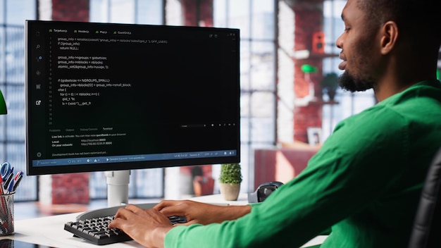 Photo gratuit programmateur masculin tapant du code sur l'ordinateur et exécutant un script