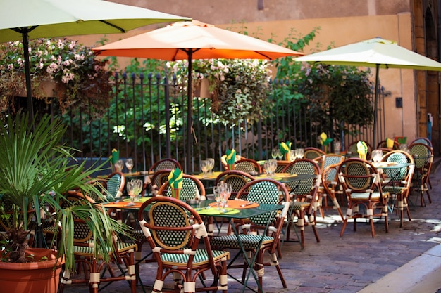 Photo gratuit restaurant typiquement français de tables et de chaises