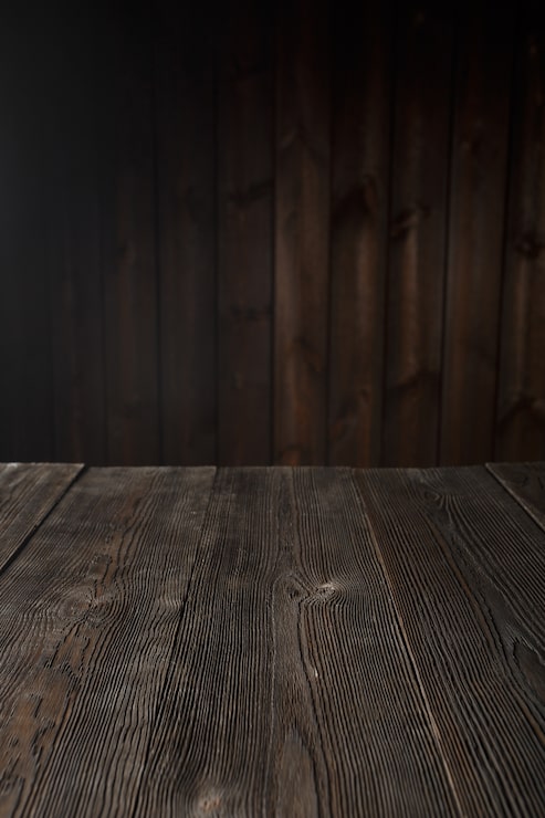 Photo gratuit table en bois brun foncé