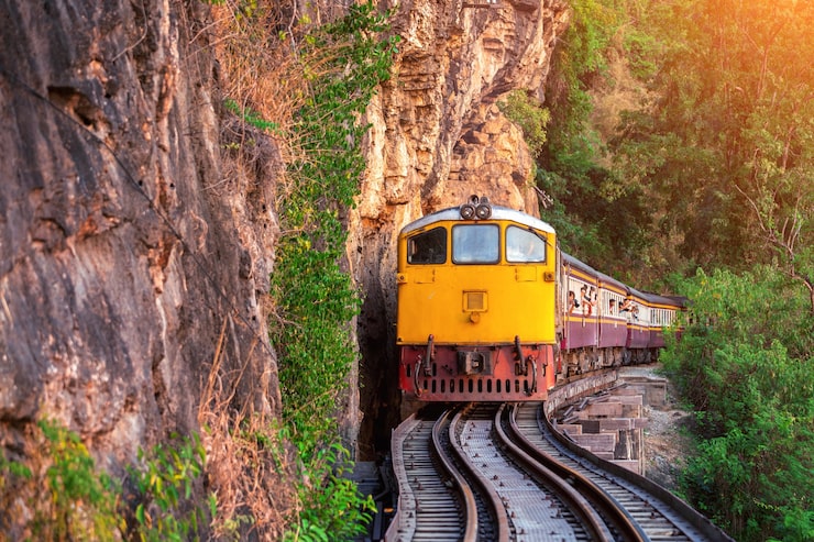 Photo gratuit train rétro thaïlandais à kanchanaburi, thaïlande.